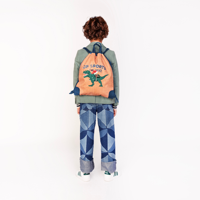 City Bag Polo Dino. Trendy bag for school and leisure for all ages. This bag is a true chameleon: wear it as a tote when you hit the city, a fashionable backpack or as a water repellent gym bag.