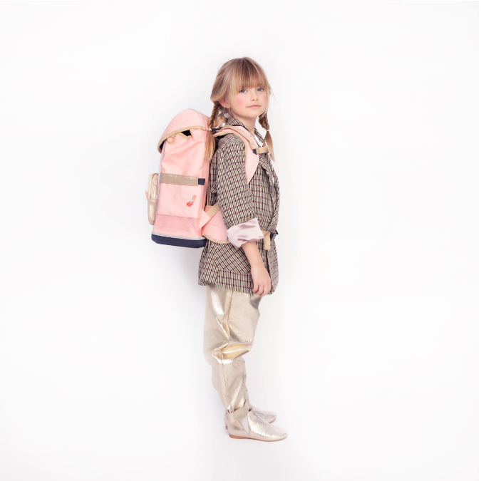 Discover the Jeune Premier Ergomaxx, the most ergonomic and durable backpack in the world for girls aged 6 to 10. The Pearly Swans design is made for classy, playful girls who love pink & glitter!