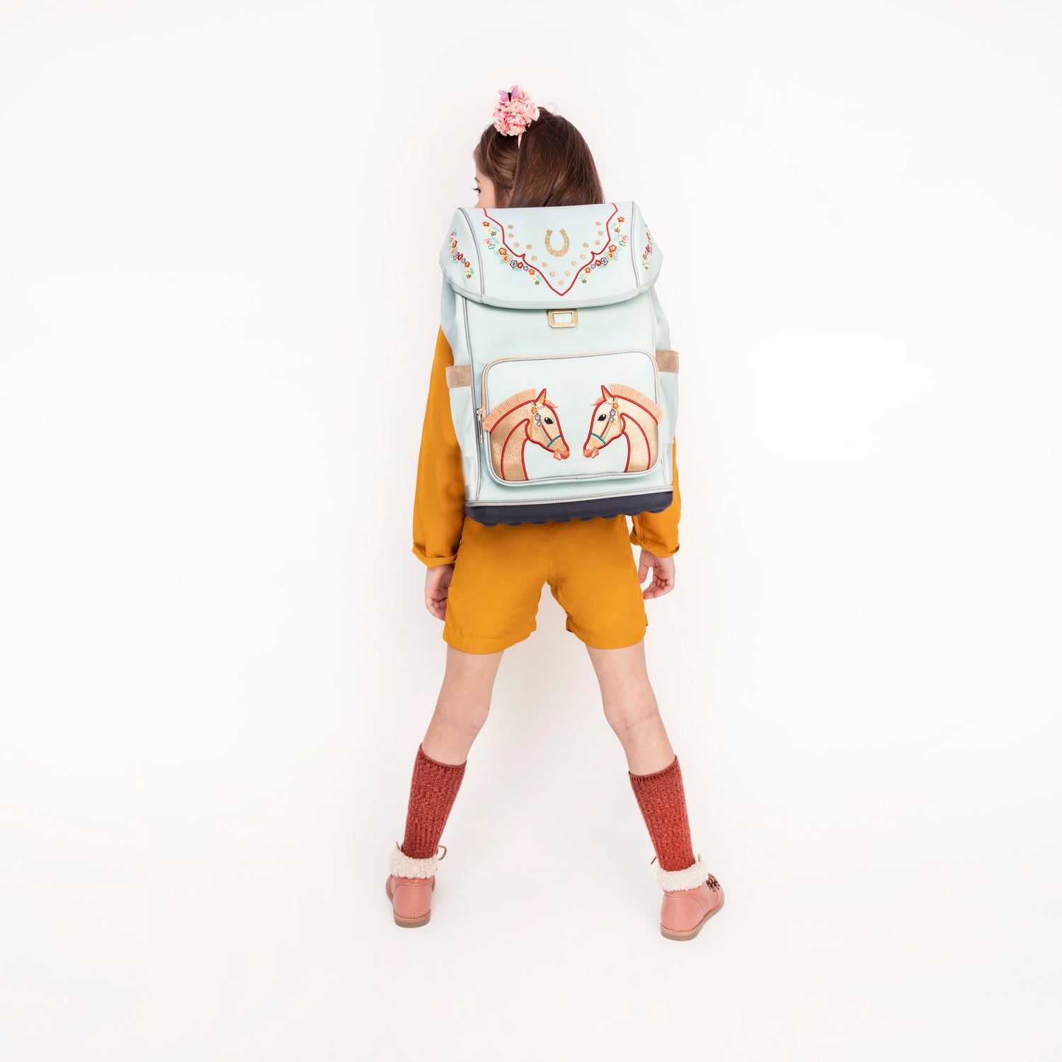 Discover the Jeune Premier Ergomaxx, the most ergonomic, durable and beautiful backpack in the world for girls aged 6 to 10. Horse girls will love the baby blue Cavalerie Florale design.