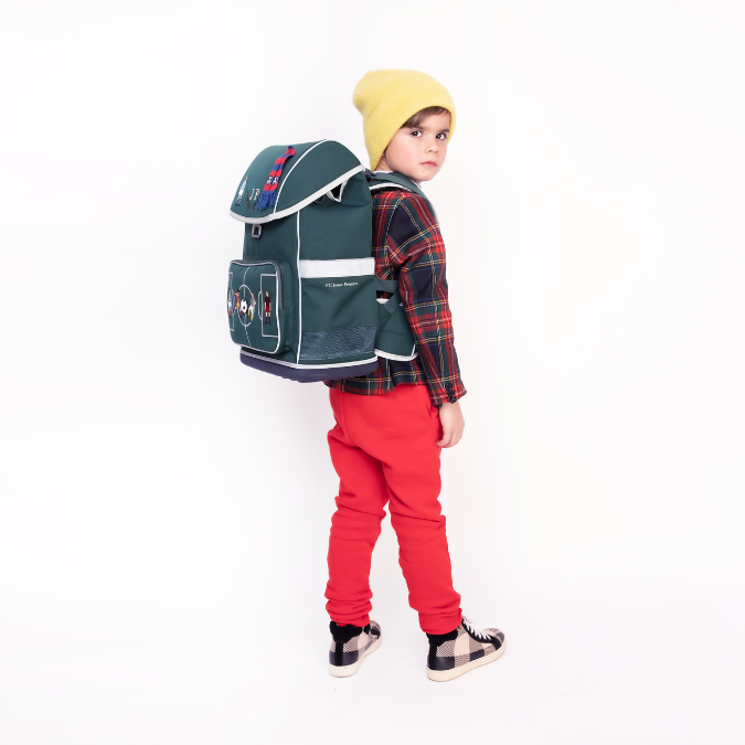 Discover the Ergomaxx, the most ergonomic and durable backpack in the world for boys aged 6 to 10. The dark green FC Jeune Premier design is the all-time bestseller for boys.